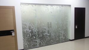 Стеклянная интерьерная перегородка art С009